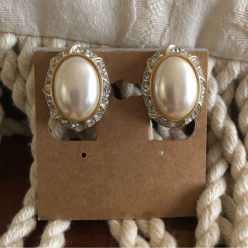 Vintage 70s oval cream pearl halo clip on earrings